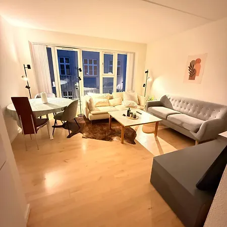 Bright Modern In Center